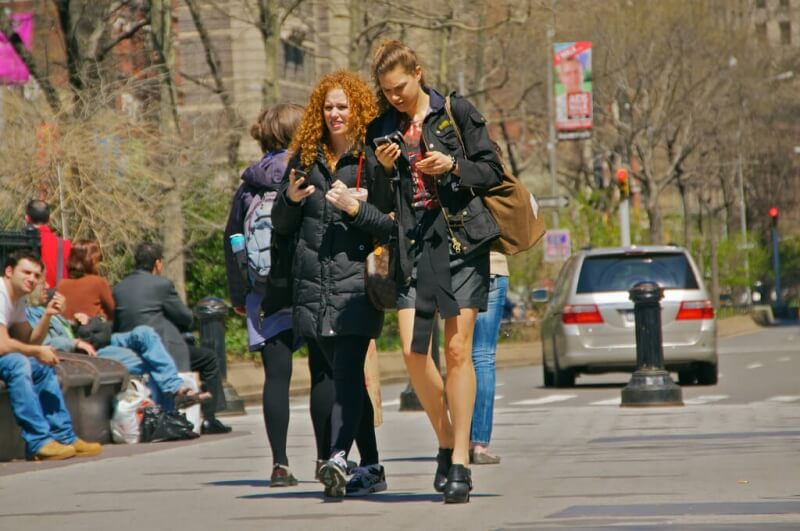 girls walking & texting